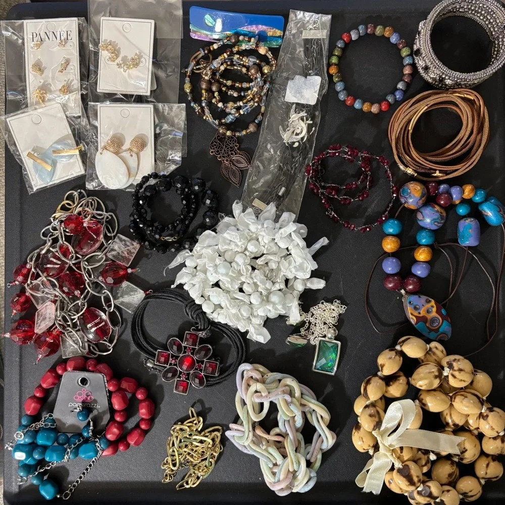 *Wearable Costume Jewelry Assorted Necklaces Bracelets Resell Gift UB256